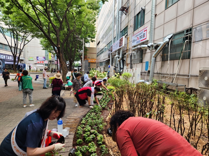 연수구는 지난 7일 연수2동 자생 단체 회원 50여 명과 깨끗한 가로환경 조성을 위해 미관광장 4호 쉼터에서 환경정화 캠페인을 진행했다